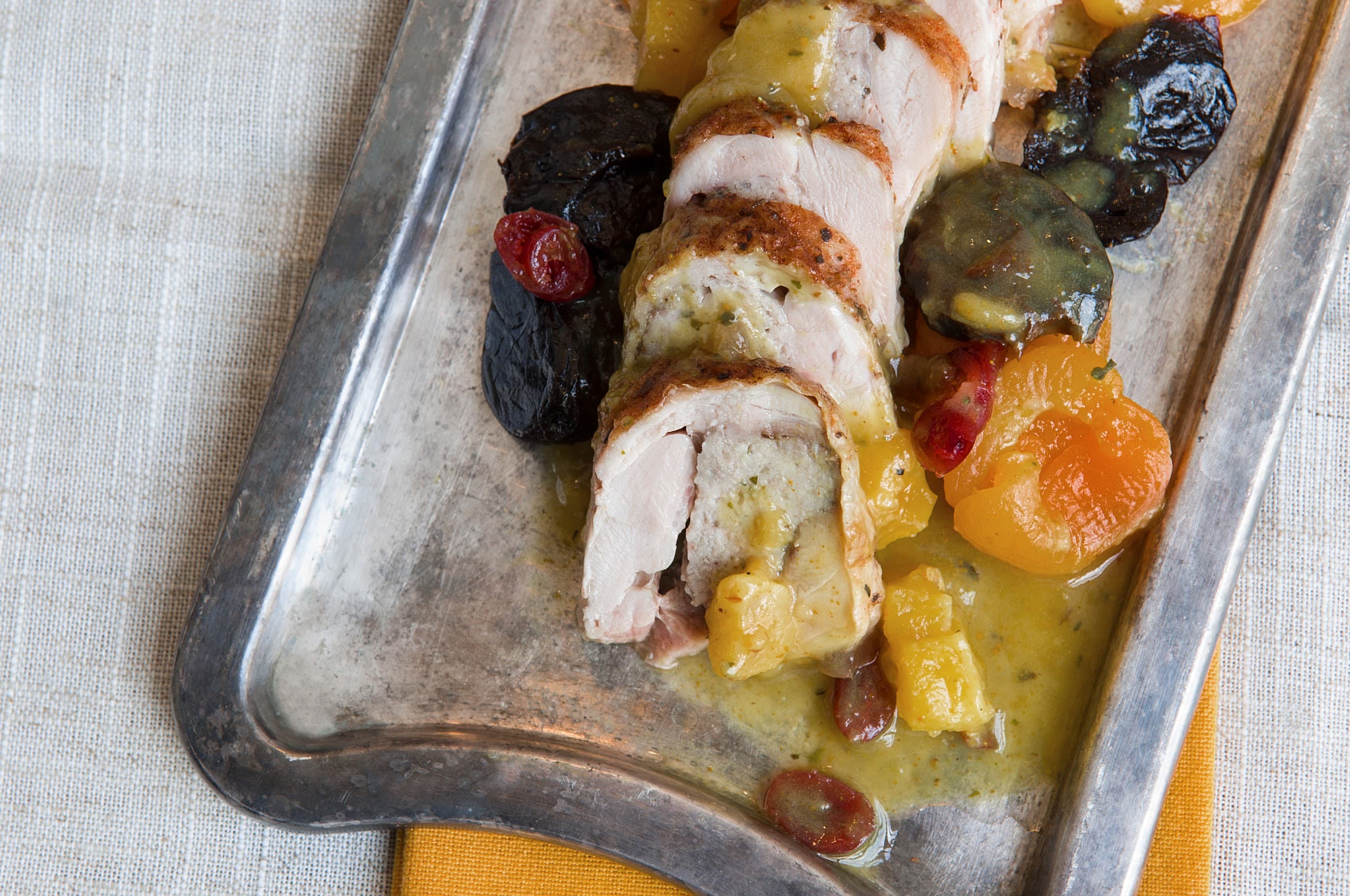 עוף ממולא עם פירות יבשים